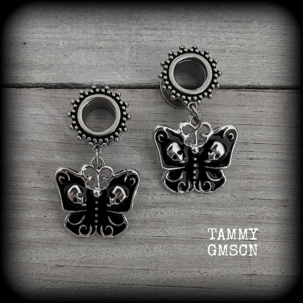 These awesome tunnel earrings feature antique silver and black enamel skull moths, are nice and light weight, weighing in at 7 grams each and measure just on 4cms from tip to tip.

This pair have been made with 00 gauge (10mm) surgical steel screw fit ornate tunnels.
