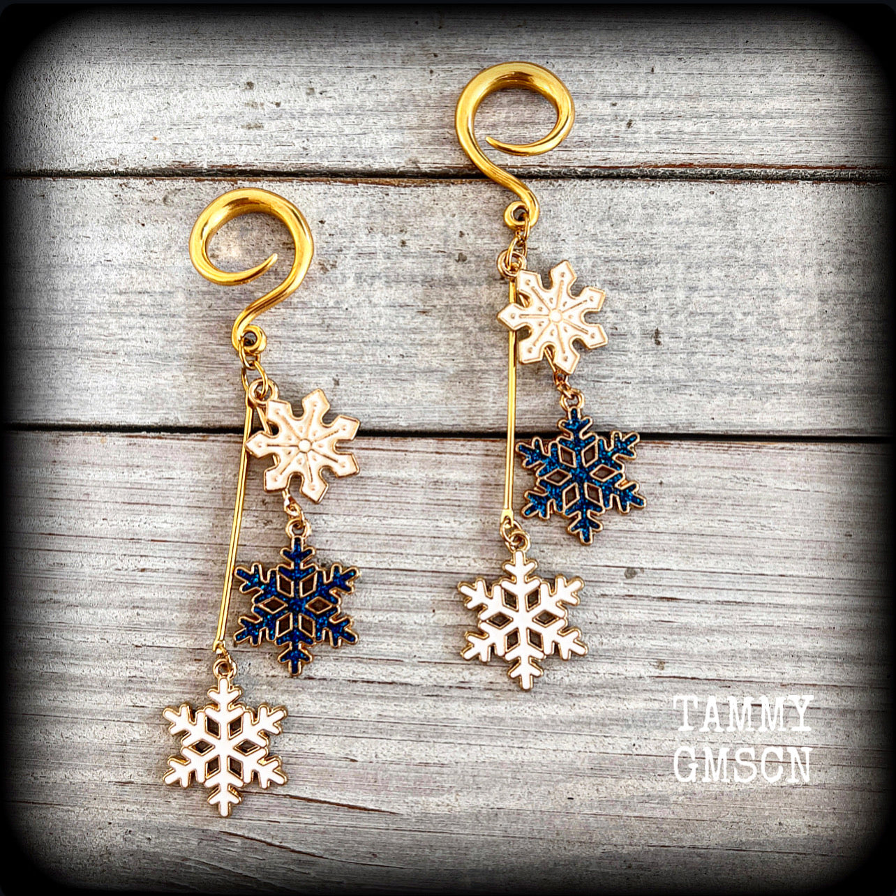 Featuring gorgeous snow white and frosty blue enamel snowflake charms, these super cute super dangly gauged earrings weigh in at approx 9 grams a piece, and measure in at just over 9cm from tip to tip.

This pair has been made on 6 gauge (4mm) surgical steel full curl hooks, to be worn in stretched lobes.