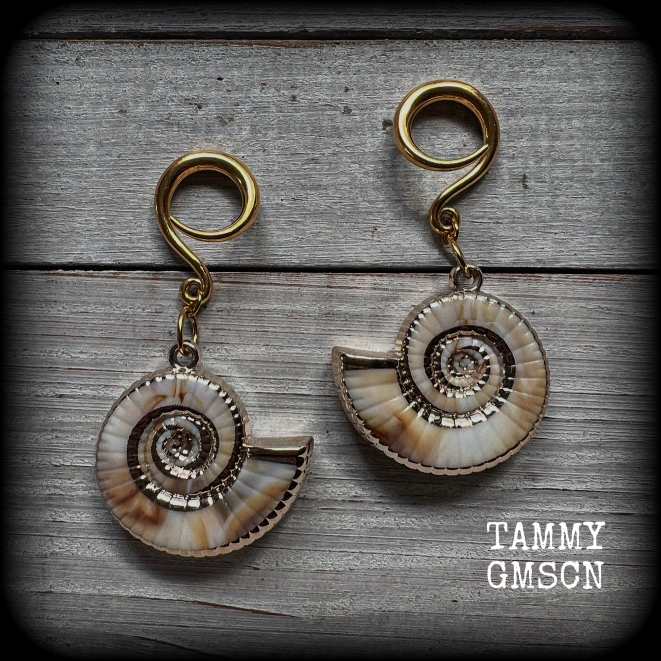 These gauged earrings feature gorgeous acrylic nautilus sea shells, super lightweight- weighing 9 grams each, and nice and dangly, measuring just under 7cms from tip to tip.
These beautiful earrings have been made on 6 gauge (4mm) surgical steel full curl hooks, to be worn in stretched lobes.