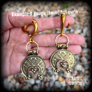 These beautiful gauged earrings feature stunning antique gold Pictish pendants, weighing approx 24 grams each, and are nice and dangly, measuring just over 9cms from tip to tip.
This pair have been made on 0 gauge (8mm) surgical steel full curl hooks, suitable for stretched lobes.