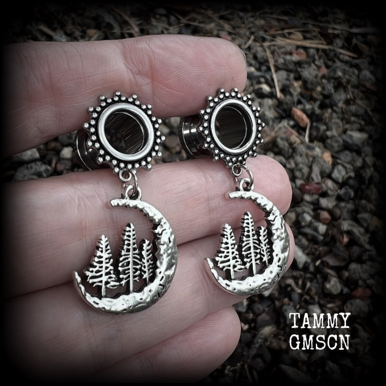 These gorgeous tunnels have been made with antique silver crescent moon and fir tree charms, are lovely and light weight, weighing in at 6 grams each and measure 4 cms from tip to tip.

This pair have been with 00 gauge (10mm) surgical steel ornate screw fit tunnels-for stretched lobes.