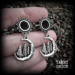 These gorgeous tunnels have been made with antique silver crescent moon and fir tree charms, are lovely and light weight, weighing in at 6 grams each and measure 4 cms from tip to tip.

This pair have been with 00 gauge (10mm) surgical steel ornate screw fit tunnels-for stretched lobes.
