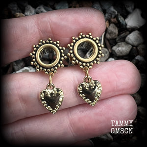 These stunning tunnel earrings feature gorgeous antique gold heart charms, and are nice and lightweight, weighing only a few grams each, measuring just under 4cms from tip to tip.

This pair has been made on 0 gauge (8mm) ornate surgy steel screw fit tunnels-for stretched lobes.