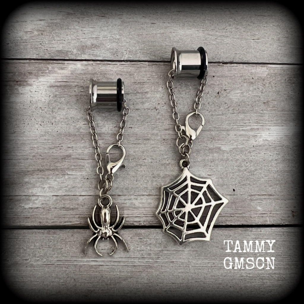 These super cute antique silver and cob web tunnel dangles are nice and lightweight and nice and dangly, weighing only a gram or two each, and measuring just under 7cms from tip to tip.

💥This listing includes one pair of surgical steel single flared O-ring earlets