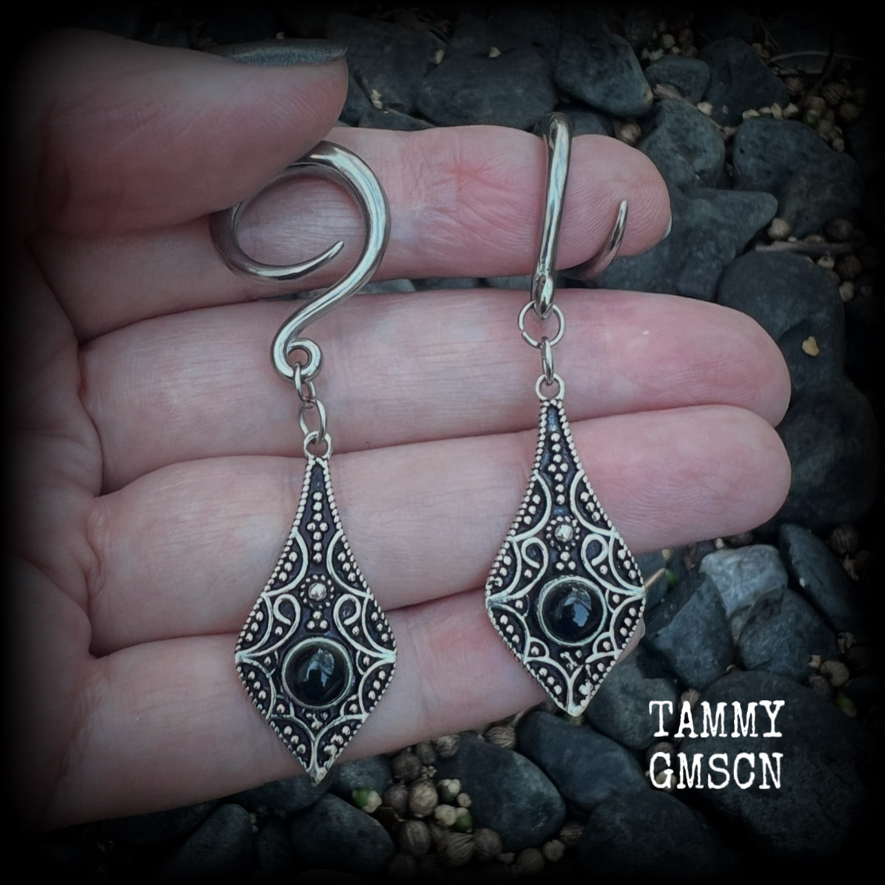 This is a pair of gorgeous boho black onyx gauged earrings, weighing in at approx 16 grams each, and measuring just over 7 cms from tip to tip.
This pair has been made with 6 gauge (4mm) surgical steel full curl hooks, suitable for stretched lobes.