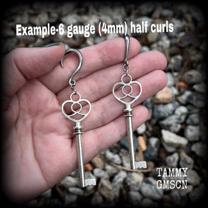 Featuring gorgeous, large dangly antique silver keys, these awesome gauged earrings weigh in at only 7 grams a piece, and measure just over 9cms from tip to tip. This pair has been made on 6 gauge (4mm) surgical steel half curl hooks.