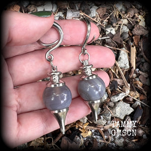 This is a pair of gorgeous grey agate gauged earrings, weighing in at approx 18 grams each, and measuring just over 7 cms from tip to tip.
This pair has been made with 6 gauge (4mm) stainless steel full curl hooks, suitable for stretched lobes.