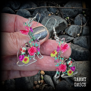 These adorable earrings feature cute floral mon mon bunny rabbits, are super lightweight weighing in at only a few grams each, and are nice and dangly, measuring just over 6 cms from tip to tip.
This pair has made on stainless steel french hooks, suitable for pierced ears.