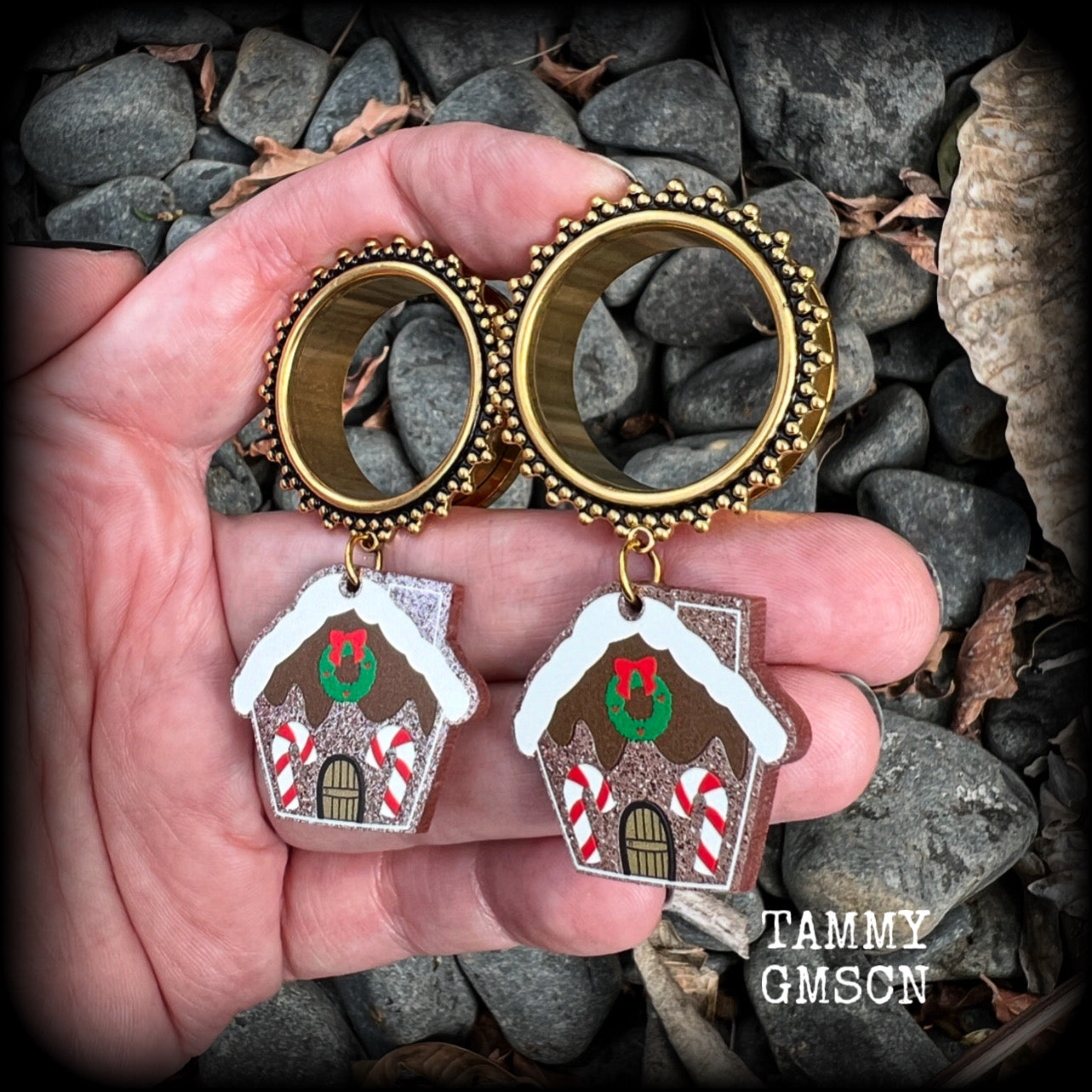 These adorable festive tunnel earrings feature gorgeous glittering lightweight acrylic gingerbread houses, are nice and lightweight at approx 10 grams each and measure just over 6cms from tip to tip.  This pair has been made on 1” gauge (25mm) gauge ornate surgical steel screw fit tunnels-for stretched lobes.