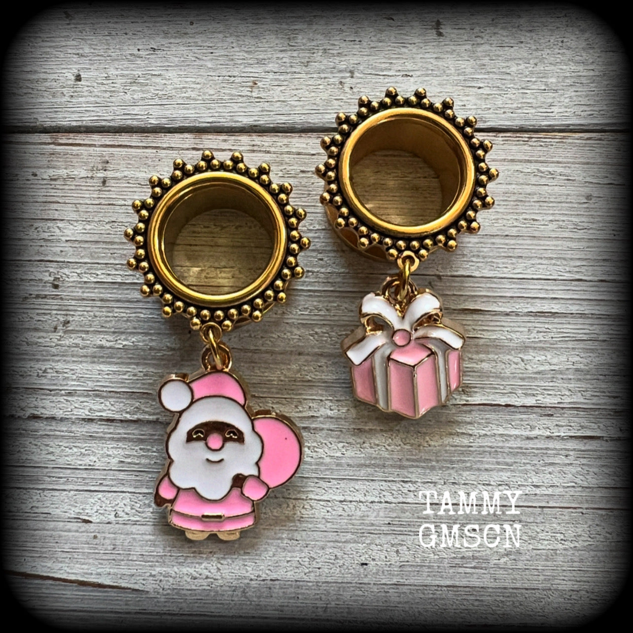These festive tunnel earrings feature adorable pink and white enamel Santa Claus and gift wrapped present (complete with bow!) charms, are nice and lightweight at only 7 grams each and measure just under 5cms from tip to tip.

This pair has been made on 9/16” gauge (14mm) gauge ornate surgical steel screw fit tunnels-for stretched lobes.