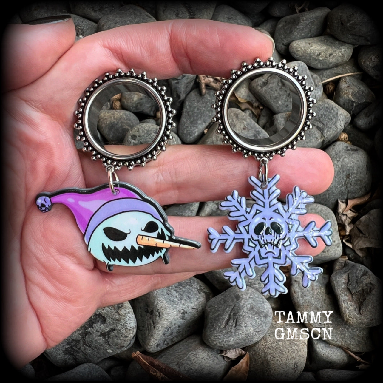 These awesome tunnel earrings feature lightweight acrylic evil snowman and skully snowflake charms. These festive tunnel dangles are nice and lightweight, weighing only 10 grams each and measure just over 6cms from tip to tip.  This pair has been made on 7/8" (22mm) gauge ornate surgical steel screw fit tunnels.