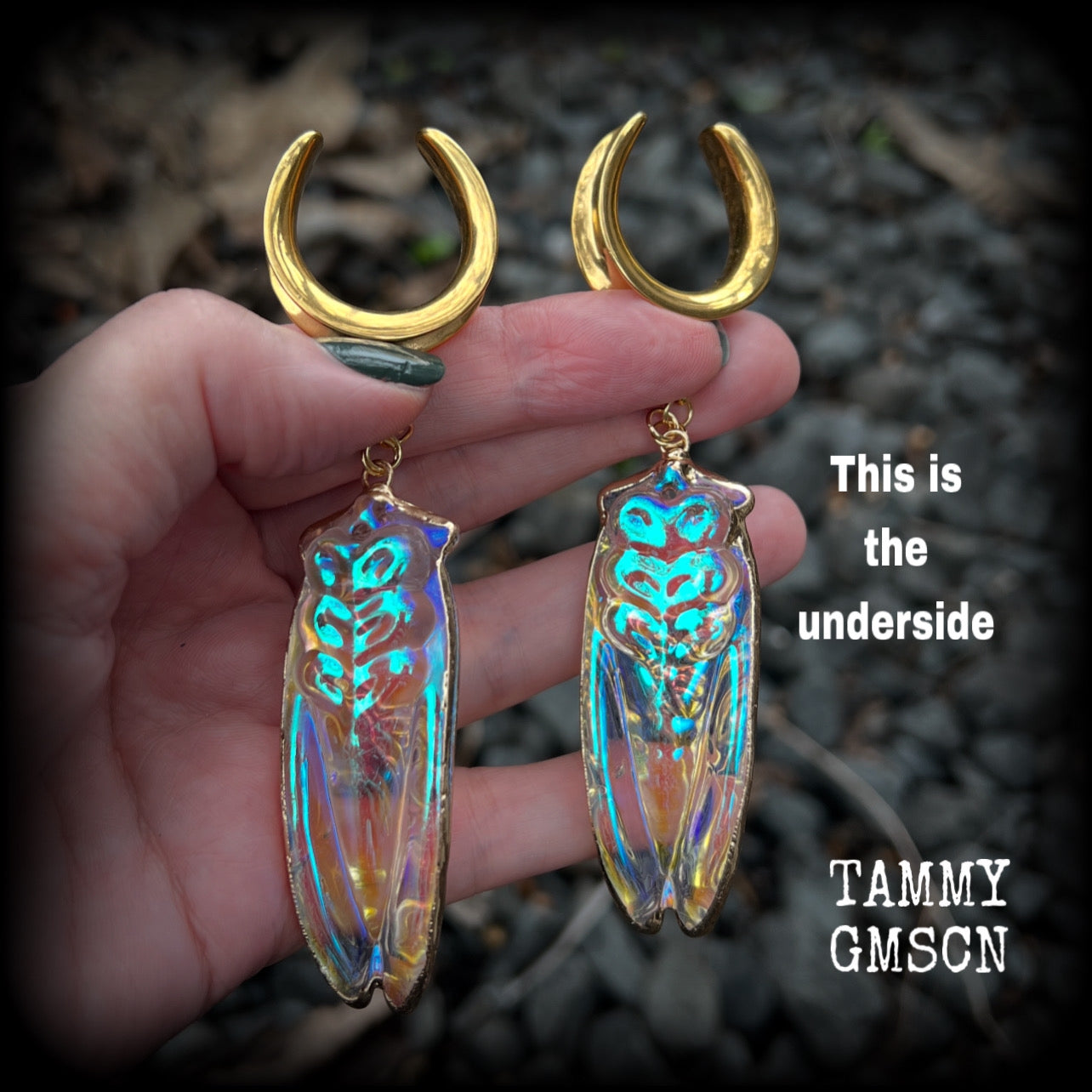 These big beautiful quartz cicada gauged earrings feature gorgeous shimmering quartz and antique gold cicadas, nice and dangly, measuring just over 11cms from tip to tip, and weighing approx 30 grams each.
This pair has been made on 1” gauge (25mm) surgical steel cradles, to be worn in stretched lobes.