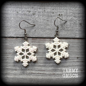 Snowflake earrings Snowflakes tunnel dangles Plugs Ear gauges Stretched ears Gauged ears Christmas earrings Christmas decorations Snowflakes Stretched lobes Body jewelry Ear gauges Pierced ears Stocking stuffers Secret santa Gifts for girls Kriss