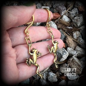 These awesome gauged earrings feature gorgeous brass tree frogs, are nice and dangly, measuring just over 7cms from tip to tip, and weighing approx 5 grams each.  This pair has been made on 6 gauge (4mm) surgical steel full curl hooks, to be worn in stretched lobes.