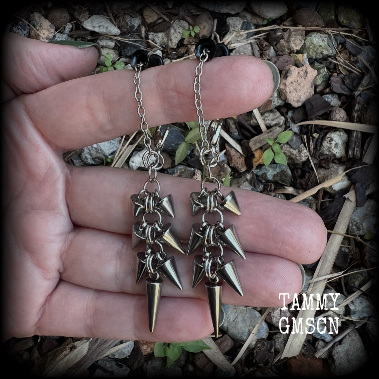 Measuring approx 8cm from top to bottom, these awesome dangly stainless steel punk rock metal spike tunnel earrings are nice and also nice and lightweight, at 7grams a piece.

This pair has been made on our super versatile chain/lobster clasp 4mm option, suitable when worn through tunnel or earlets in stretched lobes from 6 gauge (4mm).