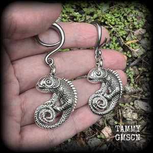 These awesome gauged earrings feature an antique silver iguana, nice and dangly measuring just under 6cms from tip to tip, and weighing approx 8 grams each.
This pair has been made on 6 gauge (4mm) surgical steel full curl hooks, suitable for stretched lobes.