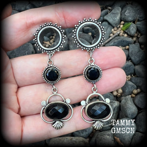 Beautiful pitch black obsidian gemstones in an antique silver art nouveau style setting, weighing approx 11 grams each and measuring approx 6.5cms from tip to tip
This pair has been made with 9/16” gauge (14mm) ornate surgical steel screw fit tunnels