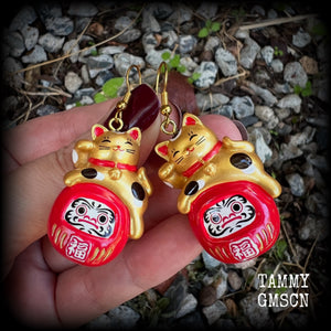 These 'Maneki-neko daruma' earrings are made from gorgeous little lightweight Japanese cat and daruma charms, measuring just on 6cms from tip to tip, and weighing just on 12 grams each. This pair have been made on antique gold french hooks.