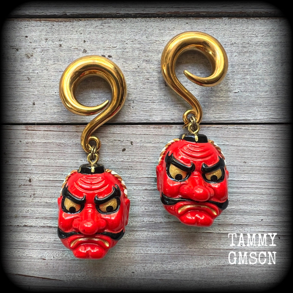 These unique earrings feature bright red painted resin tengu masks, measuring just on 7.5cms from tip to tip and weighing approx 25 grams each.
This pair has been made on 0 gauge (8mm) surgical steel full curl hooks, suitable for stretched lobes.