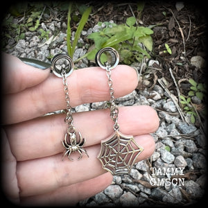 These super cute antique silver and cob web tunnel dangles are nice and lightweight and nice and dangly, weighing only a gram or two each, and measuring just under 7cms from tip to tip.

💥This listing includes one pair of surgical steel single flared O-ring earlets