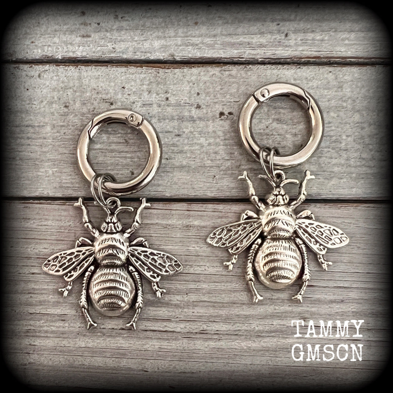 These adorable boot charms feature big antique silver bee charms, measuring 4cms across and 6.5cms from top to bottom.

Made to last, all our boot charms are made with super sturdy snap rings and strong jump rings.