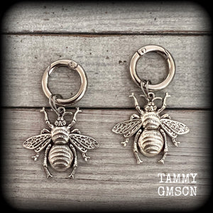 These adorable boot charms feature big antique silver bee charms, measuring 4cms across and 6.5cms from top to bottom.

Made to last, all our boot charms are made with super sturdy snap rings and strong jump rings.