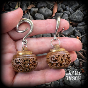 These beautifully carved Sandalwood stash pot earrings weigh in at only 15 grams a piece, and measure just on 6cms from tip to tip.
This pair has been made on 2 gauge (6mm) stainless steel full curled hooks, to be worn in stretched lobes.