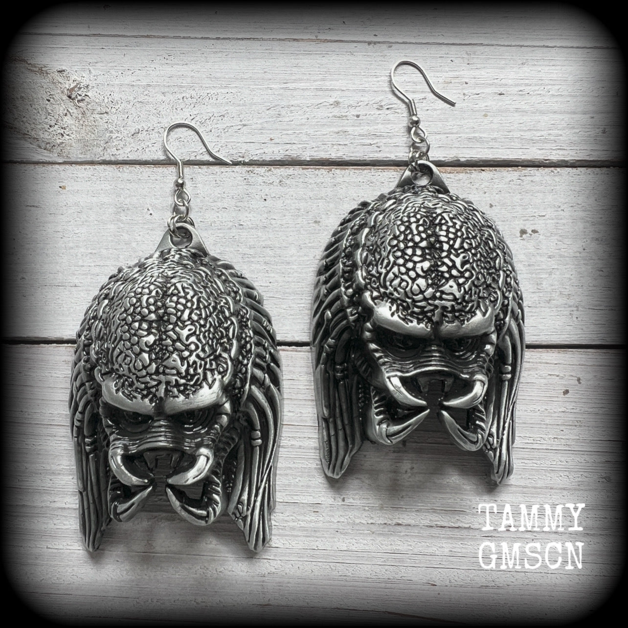 This is a pair of awesome Predator earrings! These are nice and big measuring approx 9.5cms from tip to tip, and weigh 33 grams each (these are HEAVY).

This pair have been made on stainless steel french hooks-for stretched lobes.

