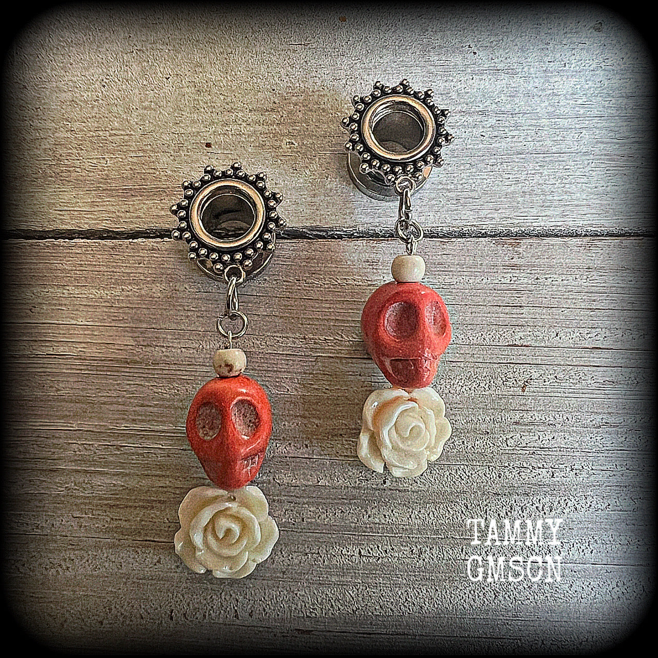 These gorgeous tunnel earrings feature beautiful ivory coloured roses and dusty orange stone skulls, weighing approx 6 grams each and measuring 5.5cms from tip to tip.

This pair have made with 0 gauge (8mm) ornate surgical steel screw fit tunnels-for stretched lobes.