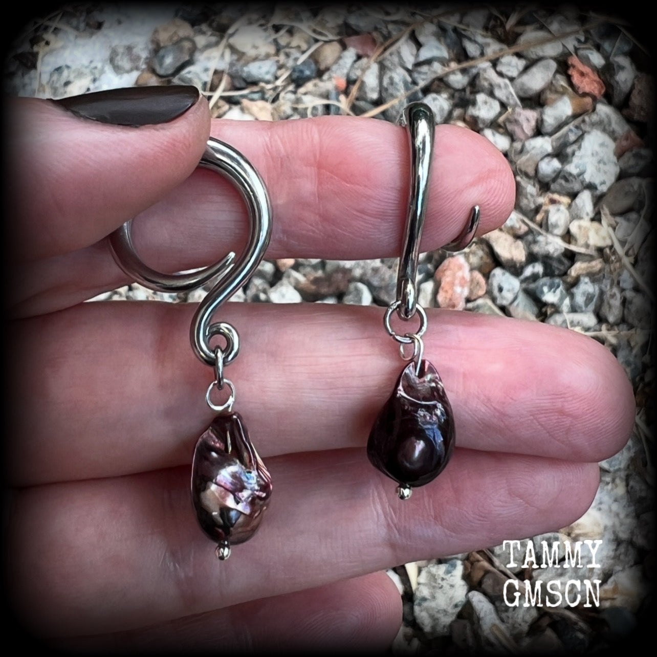 These gorgeous gauged earrings feature beautiful polished pearl, weighing in at just 4 grams a piece, and measuring approx 4.5cms from tip to tip.
This pair has been made on 6 gauge (4mm) surgical steel full curl hooks, to be worn in stretched lobes.