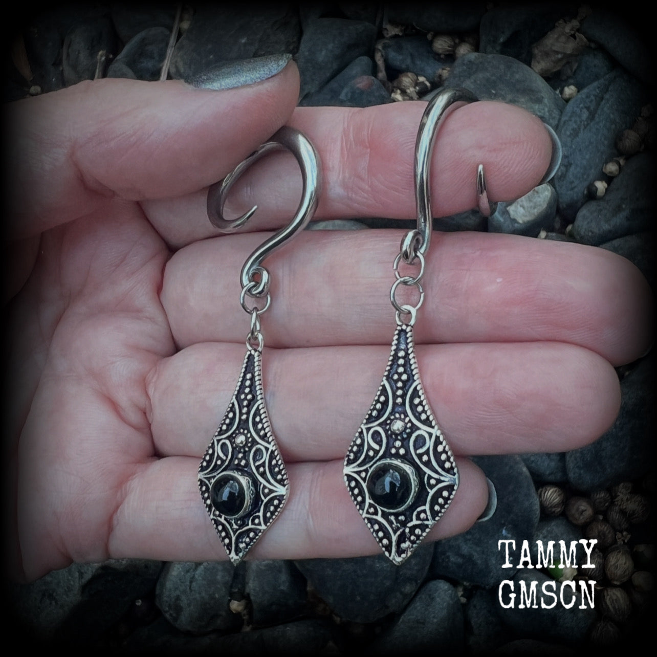 This is a pair of gorgeous boho black onyx gauged earrings, weighing in at approx 16 grams each, and measuring just over 7 cms from tip to tip.
This pair has been made with 6 gauge (4mm) surgical steel full curl hooks, suitable for stretched lobes.