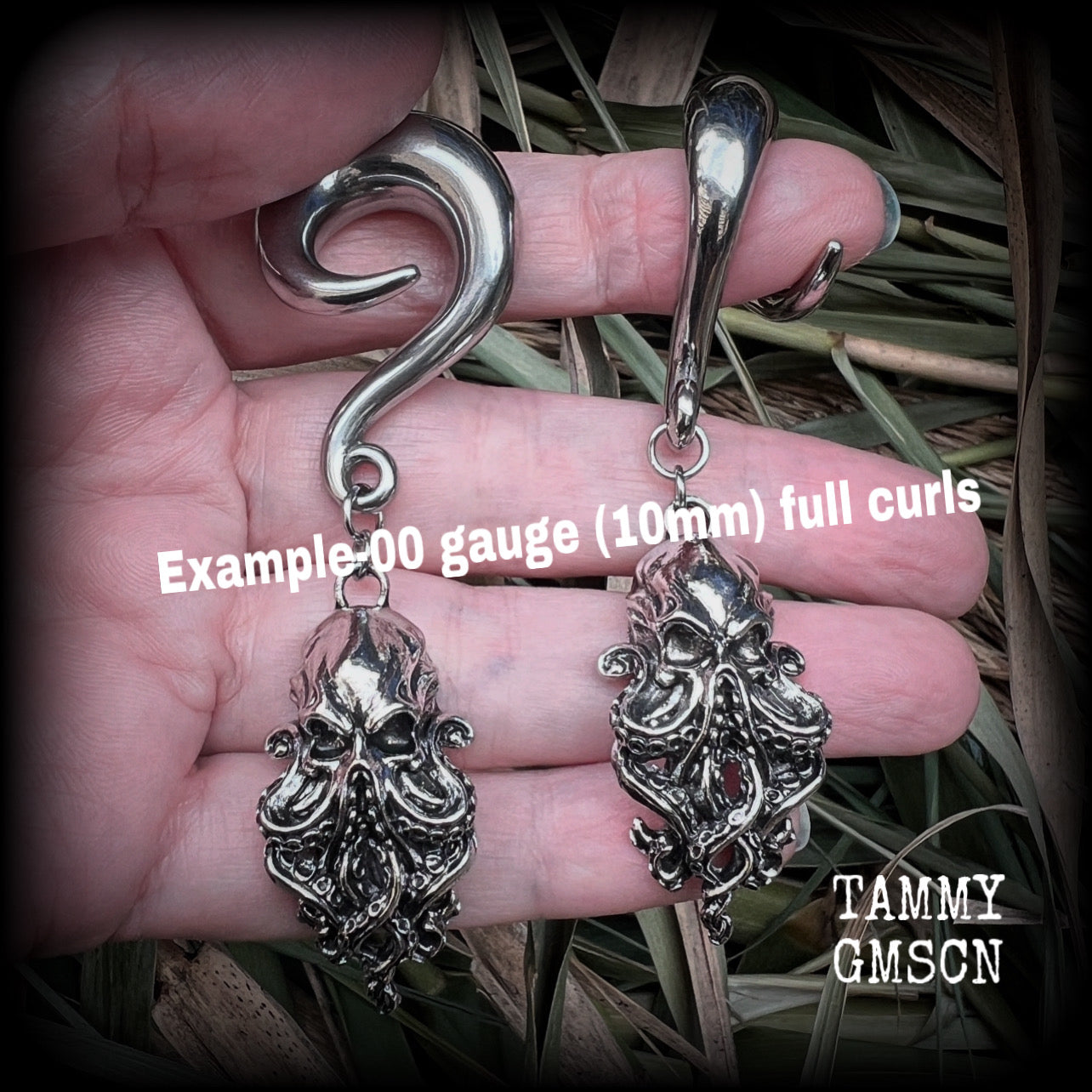 Featuring awesome dangly antique silver Cthulhu charms, these awesome gauged earrings weigh in at 29 grams a piece, and measure just on 8.5 from tip to tip.

This pair has been made on 00 gauge (10mm) surgical steel full curl hooks, to be worn in stretched lobes.

If you would like these made for pierced ears or smaller gauges and dont see them in our Sea Shanty & Sea Hag range, please get in touch.