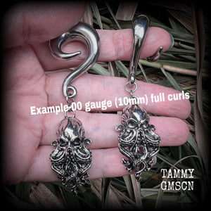 Featuring awesome dangly antique silver Cthulhu charms, these awesome gauged earrings weigh in at 29 grams a piece, and measure just on 8.5 from tip to tip.

This pair has been made on 00 gauge (10mm) surgical steel full curl hooks, to be worn in stretched lobes.

If you would like these made for pierced ears or smaller gauges and dont see them in our Sea Shanty & Sea Hag range, please get in touch.
