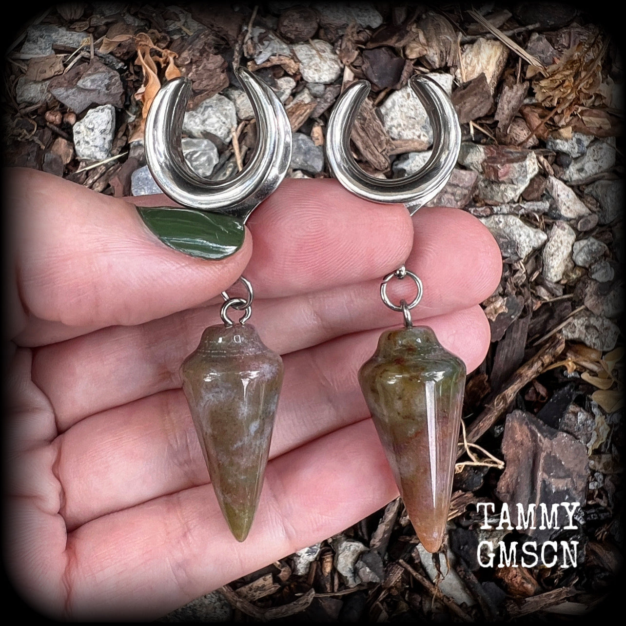 This is a pair of unique beautiful caramel coloured Indian agate gauged earrings, weighing in at approx 11 grams each, and measuring approx 7 cms from tip to tip.
This pair has been made with 5/8” gauge (16mm) stainless steel cradles, suitable for stretched lobes.