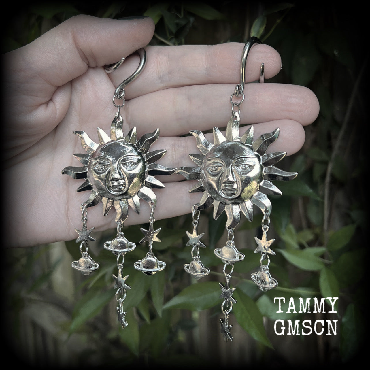 Folk horror sun earrings Celestial ear gauges 6 gauge ear weights Esoteric sun and moon Body jewelry 6g 2g 0g 00g 1/2 9/16 5/8 3/4 1 1.1 1.18 4mm 6mm 8mm 10mm 12mm 14mm 16mm 19mm 22mm 25mm 28mm 30mm Sun earrings Planets earrings Star earrings Stars