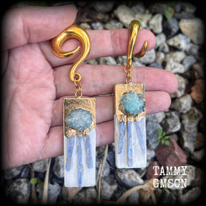 These unique gauged earrings feature selenite with ocean green druzy and sky blue kyanite, measuring approx 10cms from tip to tip, and weighing approx 25 grams each.

This pair have been made on 0 gauge (8mm) surgical steel full curl hooks, to be worn in stretched lobes.
