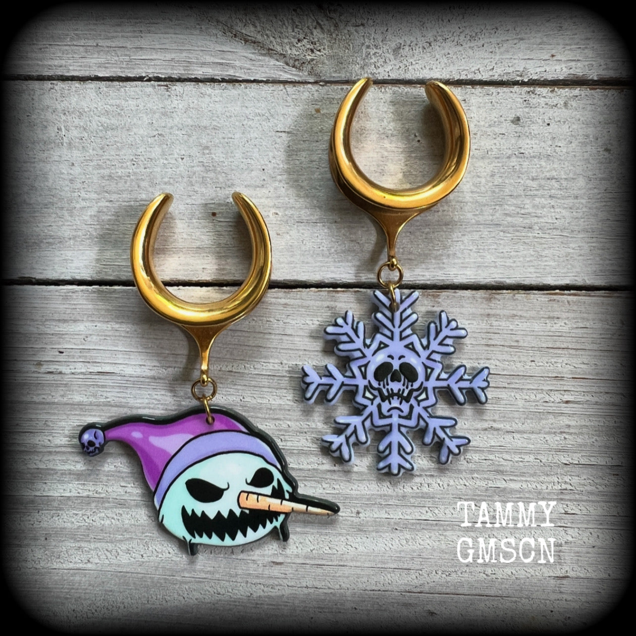 These awesome ear hangers feature lightweight acrylic evil snowman and skully snowflake charms, are nice and lightweight, weighing only 8 grams each and measure just on 7.5cms from tip to tip.

This pair has been made on surgical steel 7/8” (22mm) cradles, suitable for stretched lobes.