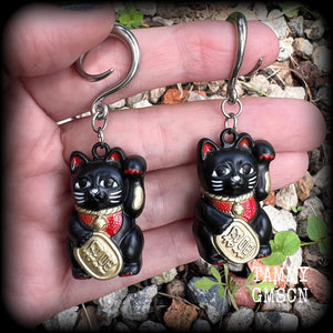 Black Japanese Maneki Neko beckoning cat ear weights for stretched lobes. Available on half curls, full curls and cradles from 4mm up to 30mm. This pair has been made on 6 gauge full curls, for stretched lobes.