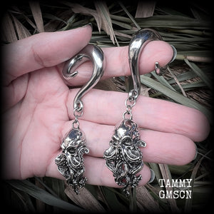 Featuring awesome dangly antique silver Cthulhu charms, these awesome gauged earrings weigh in at 29 grams a piece, and measure just on 8.5 from tip to tip.

This pair has been made on 00 gauge (10mm) surgical steel full curl hooks, to be worn in stretched lobes.

If you would like these made for pierced ears or smaller gauges and dont see them in our Sea Shanty & Sea Hag range, please get in touch.