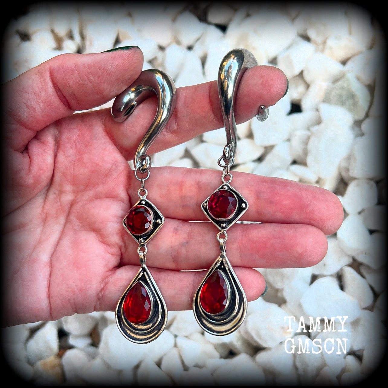These beautiful dangly gauged earrings feature gorgeous deep red faceted garnet gemstones in an ornate antique silver setting, measuring just over 10cms from tip to tip, and weigh approx 27 grams each.  This pair have been made with 00 gauge (10mm) surgical steel full curl hooks, to be worn in stretched lobes.