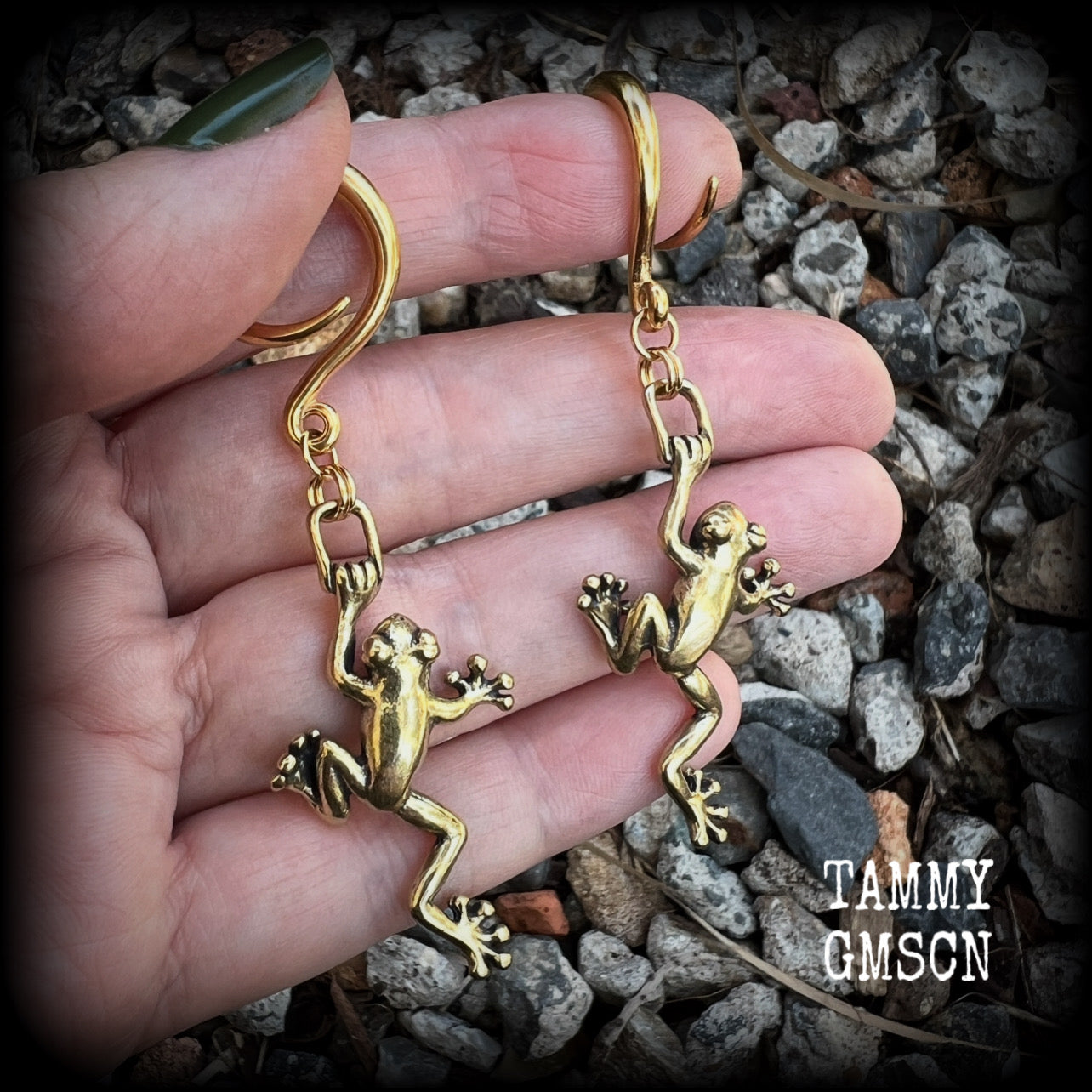 These awesome gauged earrings feature gorgeous brass tree frogs, are nice and dangly, measuring just over 7cms from tip to tip, and weighing approx 5 grams each.  This pair has been made on 6 gauge (4mm) surgical steel full curl hooks, to be worn in stretched lobes.