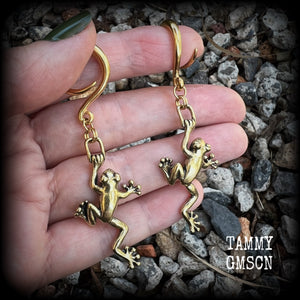 These awesome gauged earrings feature gorgeous brass tree frogs, are nice and dangly, measuring just over 7cms from tip to tip, and weighing approx 5 grams each.  This pair has been made on 6 gauge (4mm) surgical steel full curl hooks, to be worn in stretched lobes.
