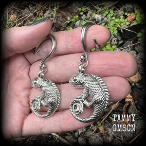 These awesome gauged earrings feature an antique silver iguana, nice and dangly measuring just under 6cms from tip to tip, and weighing approx 8 grams each.
This pair has been made on 6 gauge (4mm) surgical steel full curl hooks, suitable for stretched lobes.