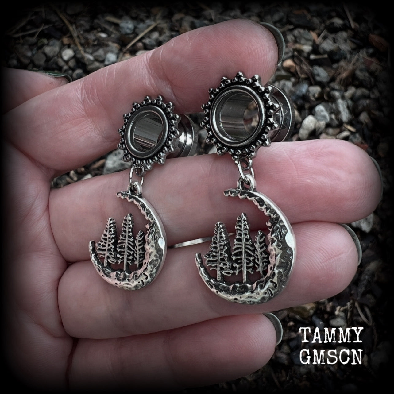 These gorgeous tunnels have been made with antique silver crescent moon and fir tree charms, are lovely and light weight, weighing in at 6 grams each and measure 4 cms from tip to tip.

This pair have been with 00 gauge (10mm) surgical steel ornate screw fit tunnels-for stretched lobes.