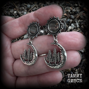 These gorgeous tunnels have been made with antique silver crescent moon and fir tree charms, are lovely and light weight, weighing in at 6 grams each and measure 4 cms from tip to tip.

This pair have been with 00 gauge (10mm) surgical steel ornate screw fit tunnels-for stretched lobes.