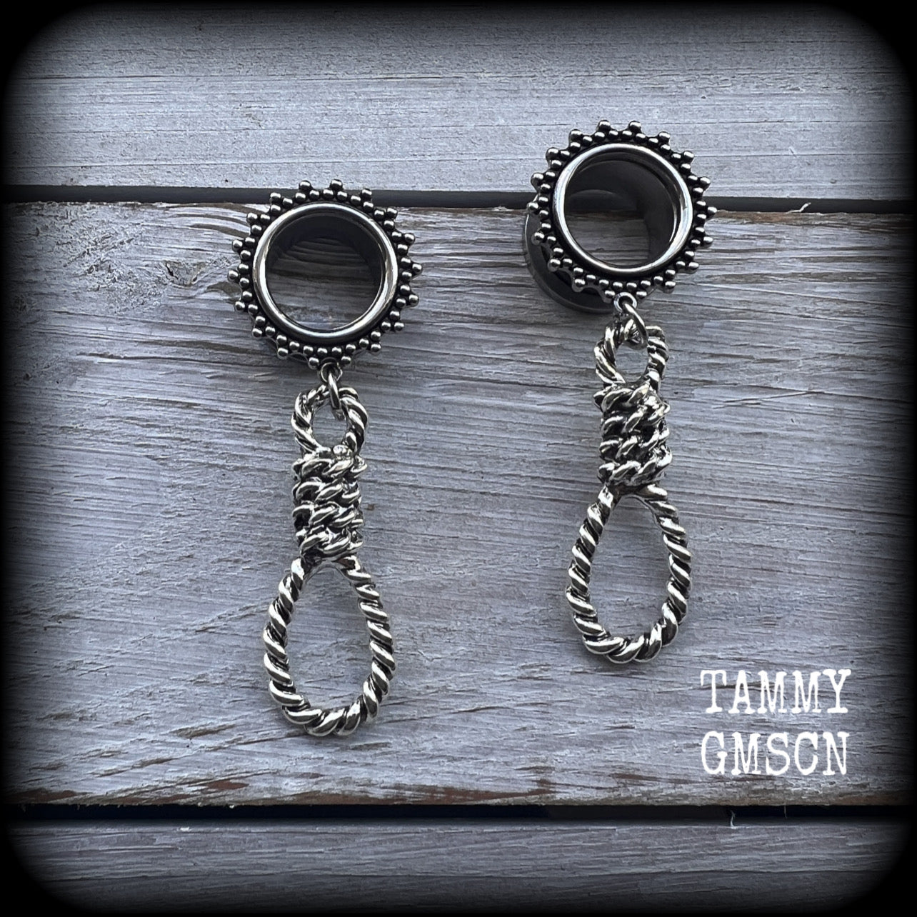 These gorgeous spooky tunnel dangles feature a classic antique silver hangmans noose, weighing only 11 grams each and measuring 6cms from tip to tip.

This pair has made on 9/16" (14mm) gauge ornate surgical steel screw fit tunnels.
