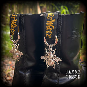 These adorable boot charms feature big antique silver bee charms, measuring 4cms across and 6.5cms from top to bottom.

Made to last, all our boot charms are made with super sturdy snap rings and strong jump rings.