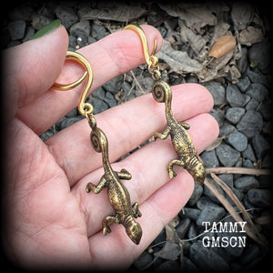 These awesome gauged earrings feature a pair of brass iguanas, are nice and dangly, measuring just on 7.5cms from tip to tip, and weighing approx 13 grams each.

This pair has been made on 6 gauge (4mm) surgical steel full curl hooks, to be worn in stretched lobes.
