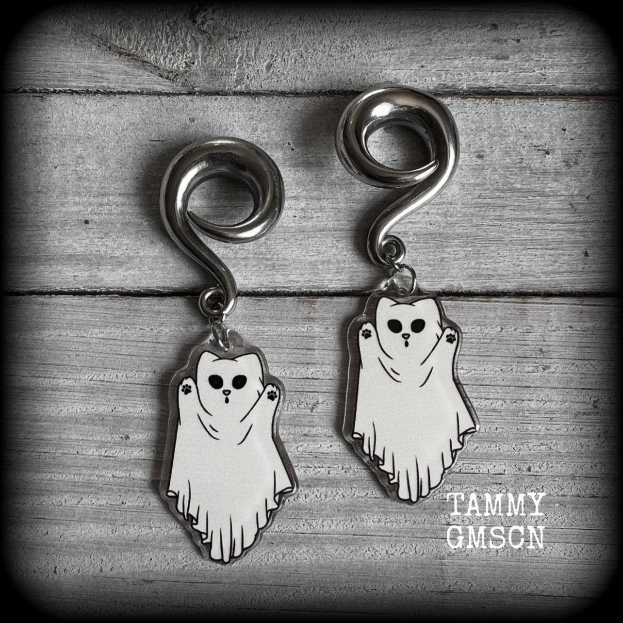 These awesome acrylic ghost cat earrings are too cute!! Nice and dangly, these earrings measure just on 8cms from tip to tip and weigh approx 15 grams each, nice and lightweight.

This pair has been made on 0 gauge (8mm) surgical steel full curl hooks, suitable for stretched lobes.
