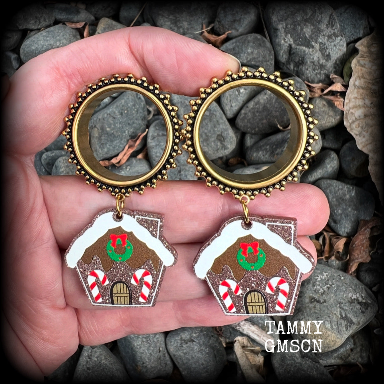 These adorable festive tunnel earrings feature gorgeous glittering lightweight acrylic gingerbread houses, are nice and lightweight at approx 10 grams each and measure just over 6cms from tip to tip.  This pair has been made on 1” gauge (25mm) gauge ornate surgical steel screw fit tunnels-for stretched lobes.